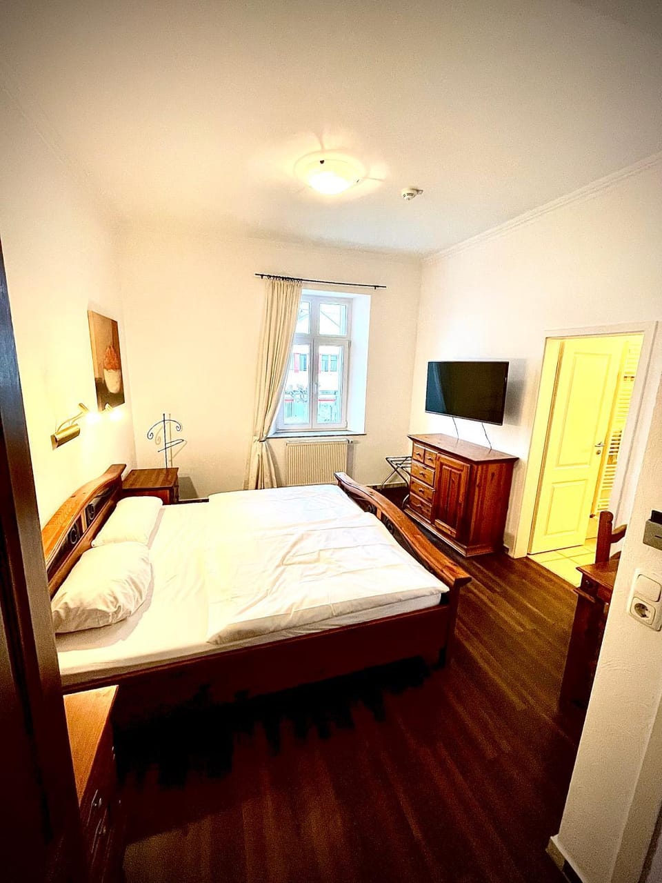 Bed, TV and multimedia, Photo of the whole room, Bedroom