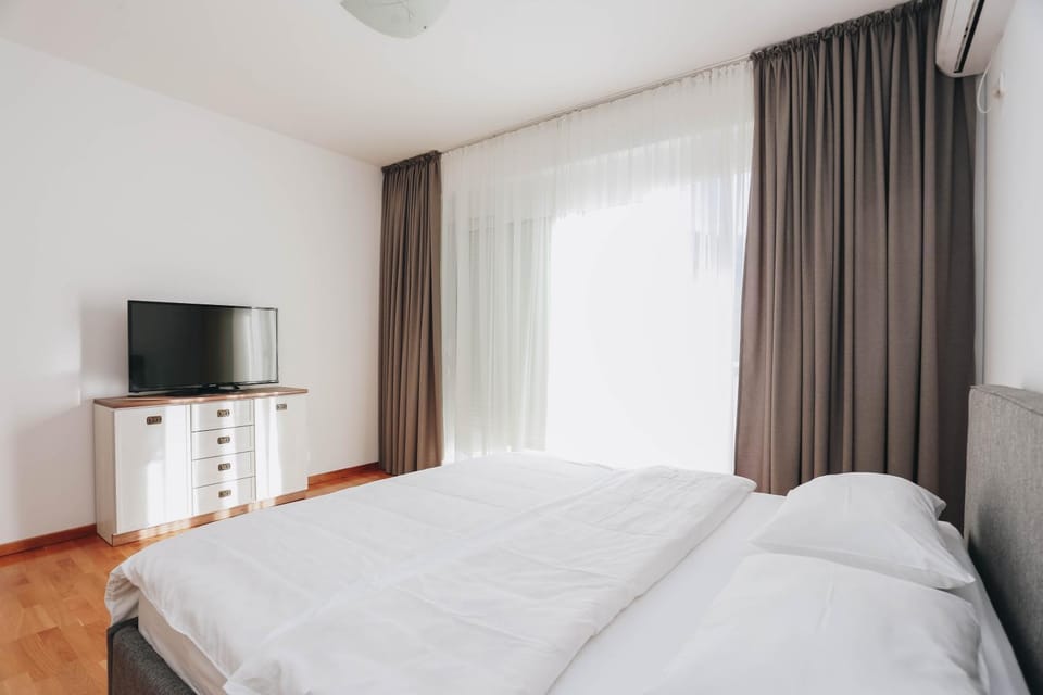 Bed, TV and multimedia, Bedroom