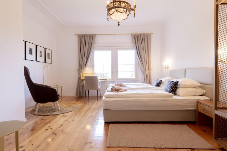 Photo of the whole room, Bedroom