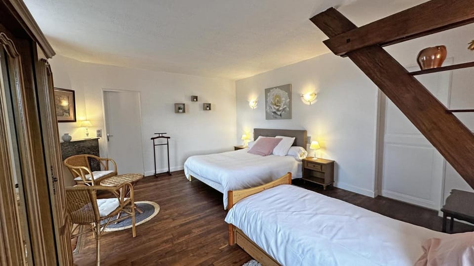 Photo of the whole room, Bedroom