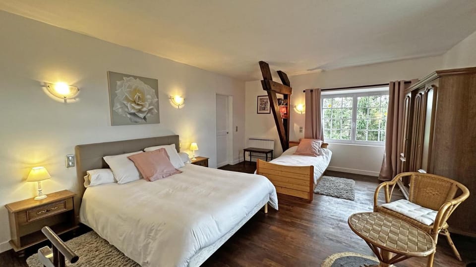 Photo of the whole room, Bedroom