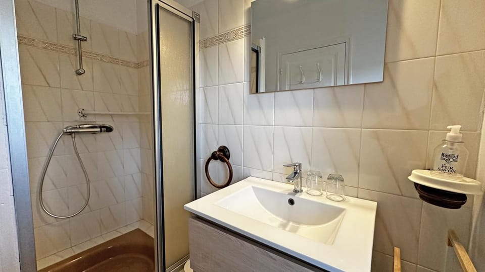 Shower, towels