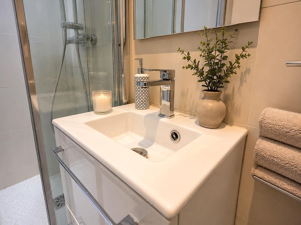 Shower, Bathroom, towels