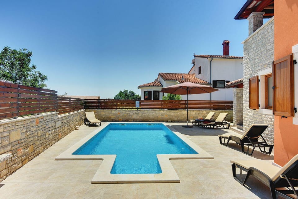 Villa nur 800 Meter zum Strand mit Meerblick, privatem Pool, BBQ und Spielplatz House in Peroj
