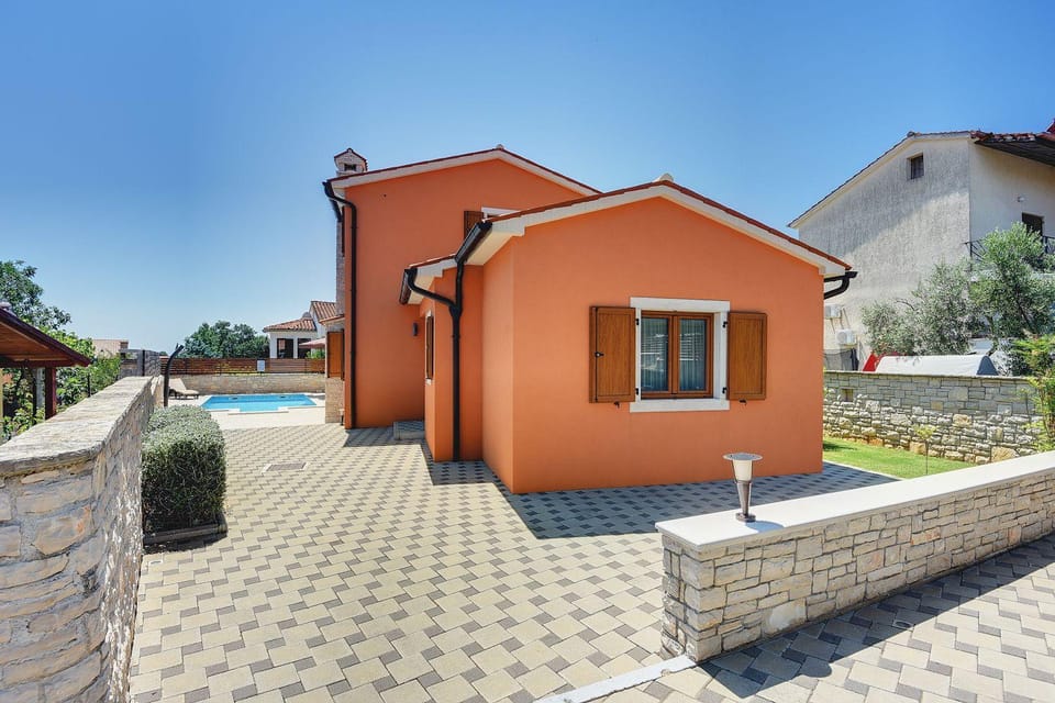 Villa nur 800 Meter zum Strand mit Meerblick, privatem Pool, BBQ und Spielplatz House in Peroj