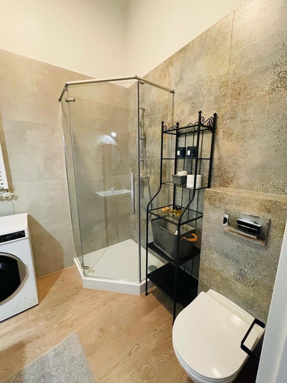 Shower, Toilet, Bathroom, towels, washing machine