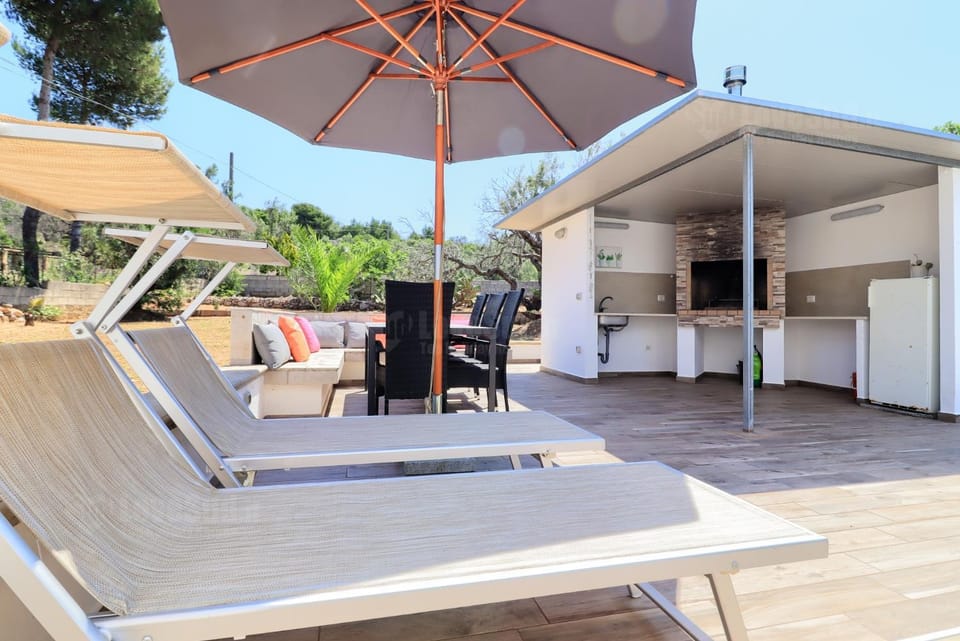 Patio, Dining area, sunbed