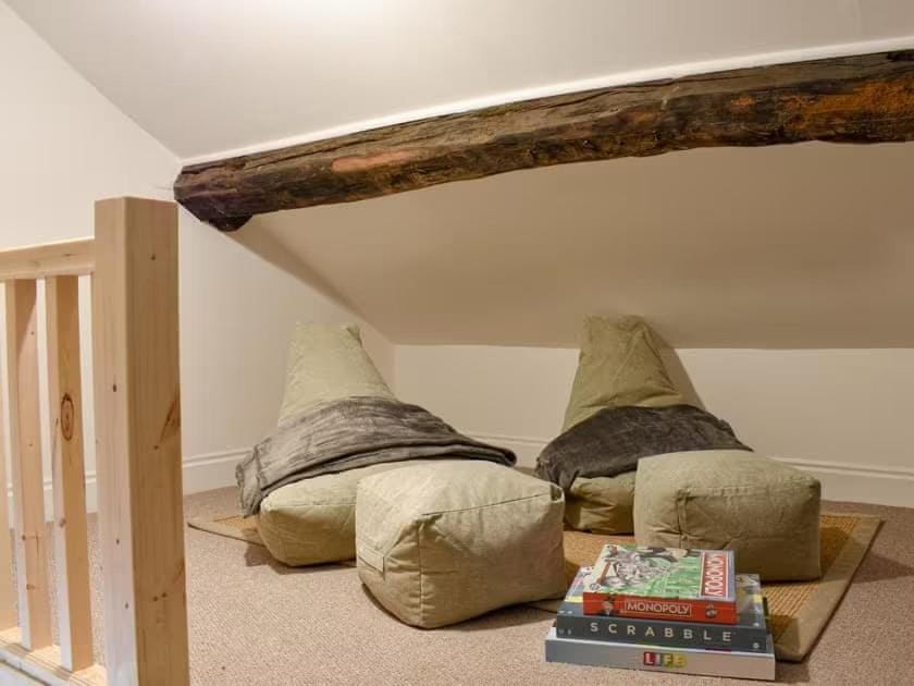 Bed, Photo of the whole room, Seating area