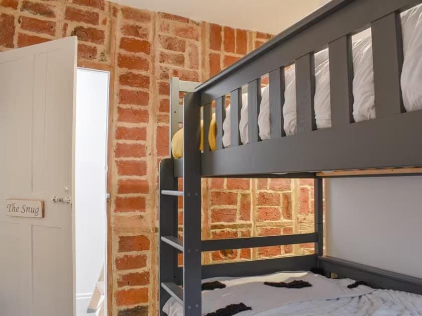 Bed, Photo of the whole room, Bedroom, bunk bed, towels