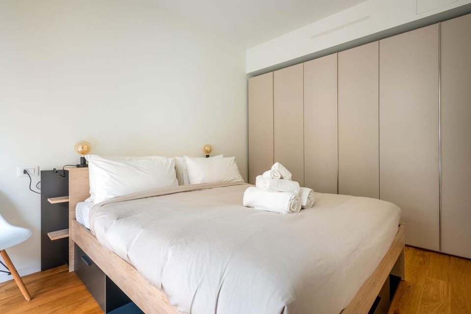 Bed, Photo of the whole room, Bedroom, towels