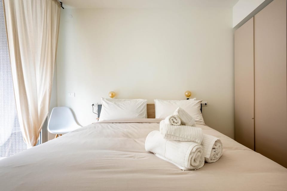 Bed, Photo of the whole room, Bedroom, towels