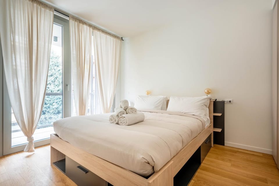 Bed, Photo of the whole room, Bedroom, towels