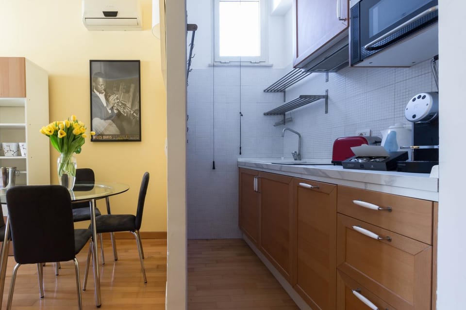 Coffee/tea facilities, Kitchen or kitchenette, Dining area, minibar, stove