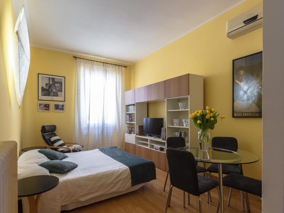 Bed, TV and multimedia, Living room