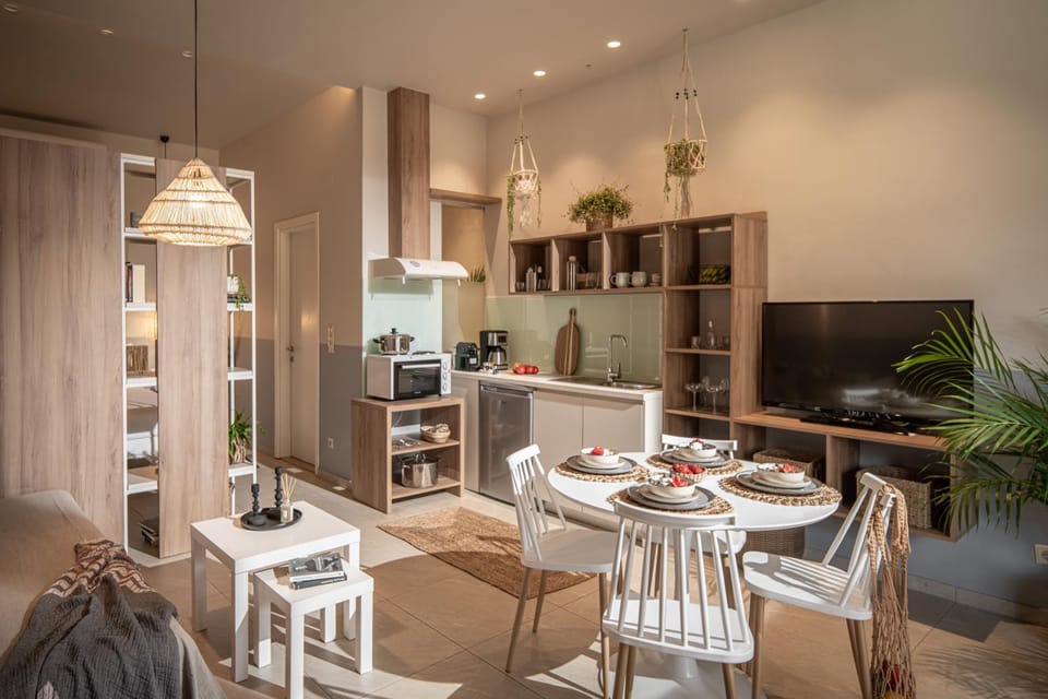 TV and multimedia, Kitchen or kitchenette, Living room, Seating area, Dining area