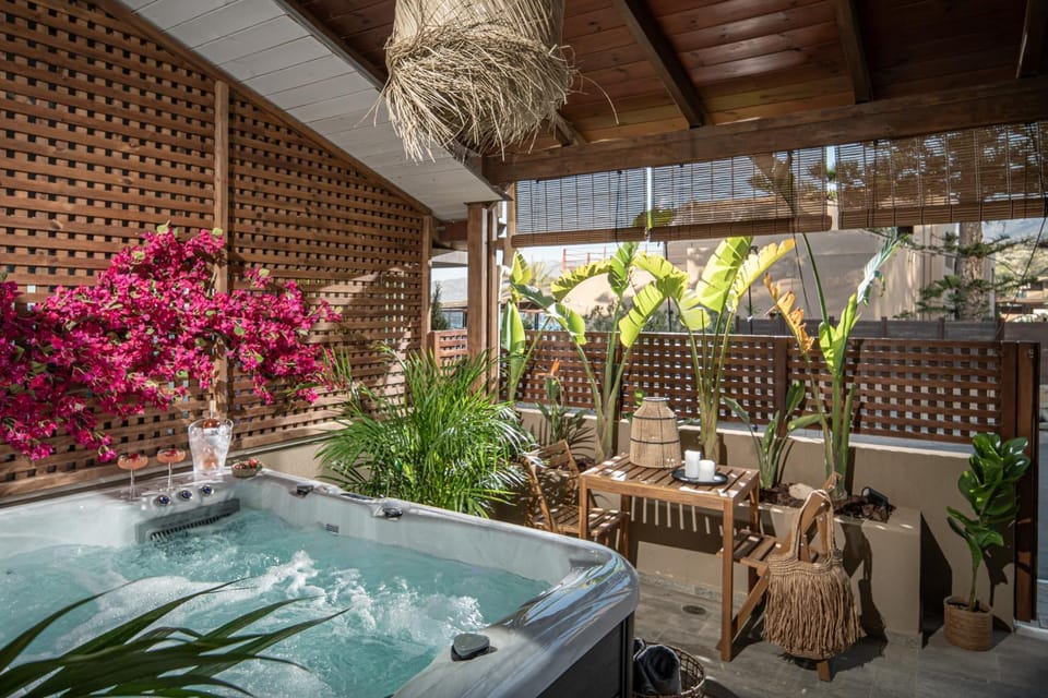 Patio, Day, Natural landscape, Garden, Hot Tub, Hot Tub, Garden view, sunbed