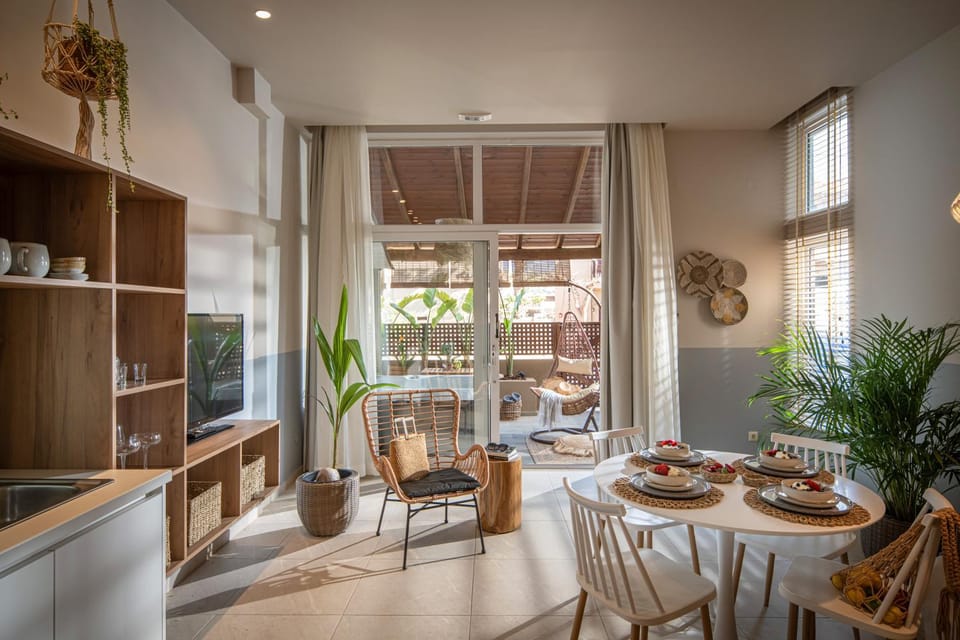 TV and multimedia, Living room, Seating area, Dining area