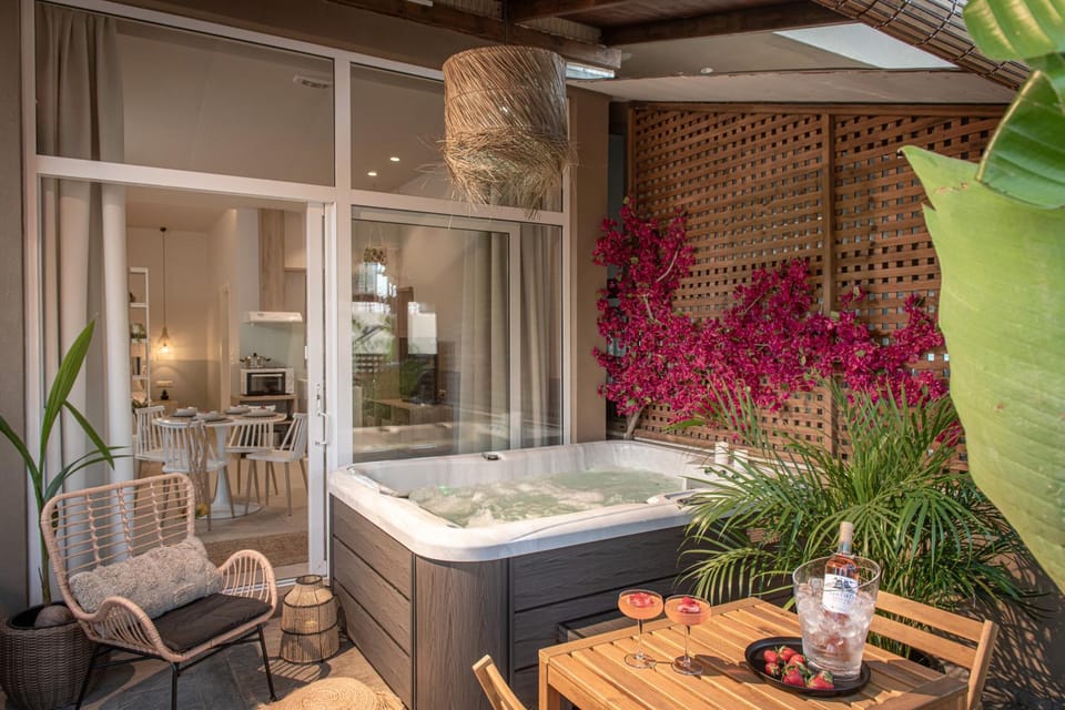 Patio, Hot Tub, Hot Tub, Seating area, Inner courtyard view