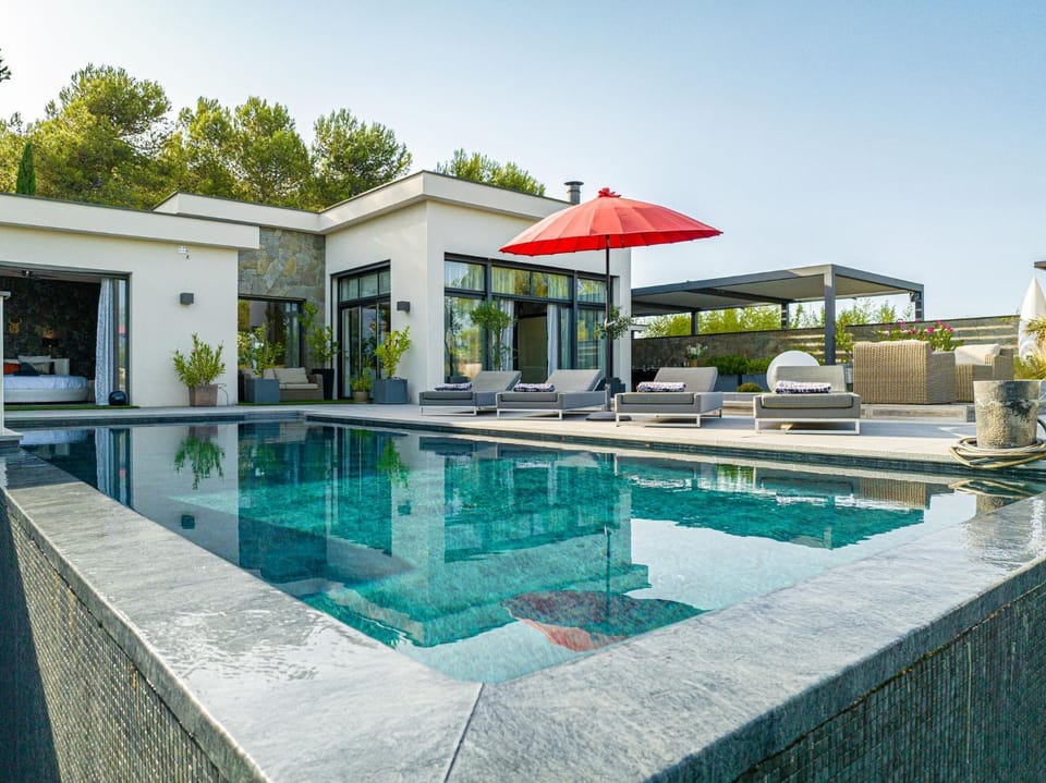 A prestigious villa with 2 swimming pools and 1 spa in the south of France Villa in Occitanie