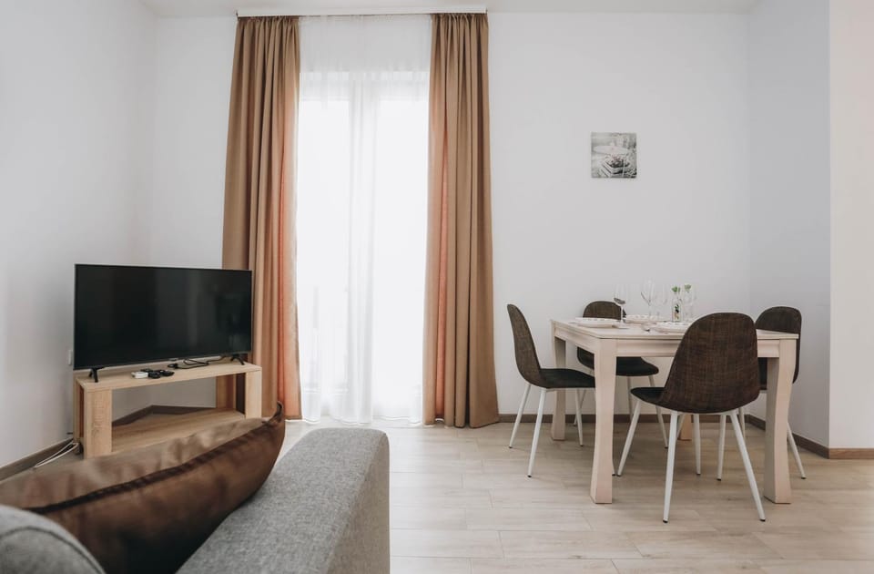 TV and multimedia, Living room, Seating area, Dining area