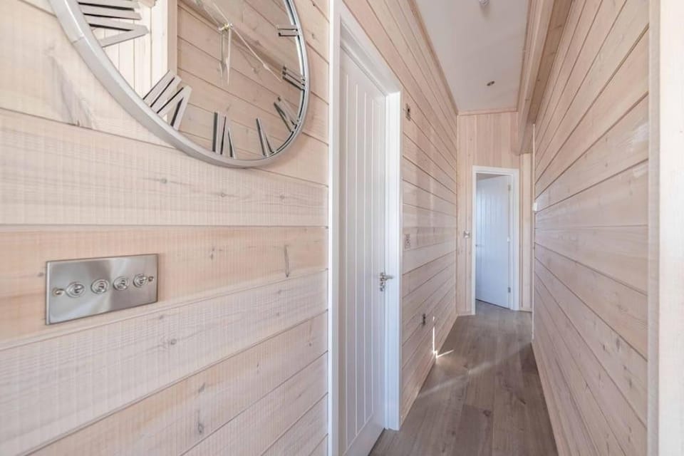 Stylish Lodge At Windsor Racecourse Marina - By Tempstay House in Windsor