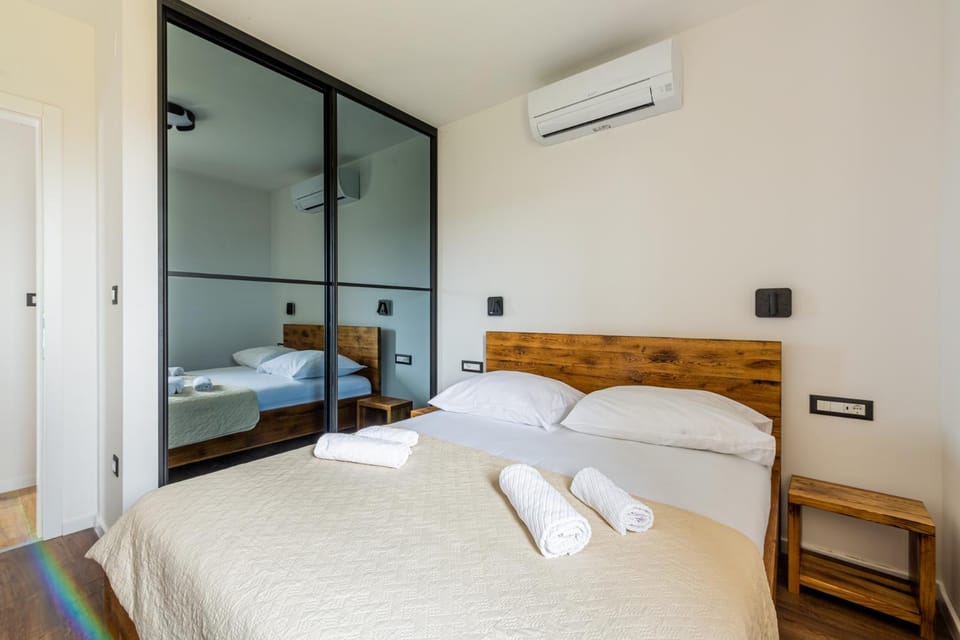 Bed, Bedroom, air conditioner