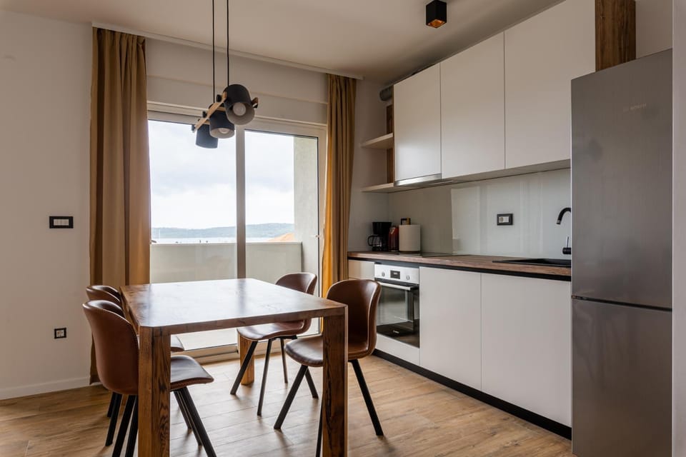 Kitchen or kitchenette, Dining area