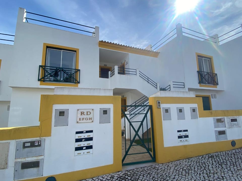 1-Bed - Sleeps 4 - Free Parking & Balcony Apartment in Albufeira