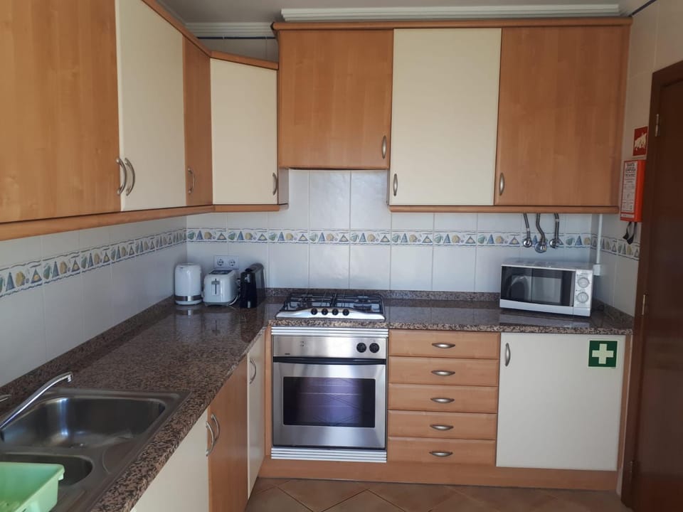 1-Bed - Sleeps 4 - Free Parking & Balcony Apartment in Albufeira