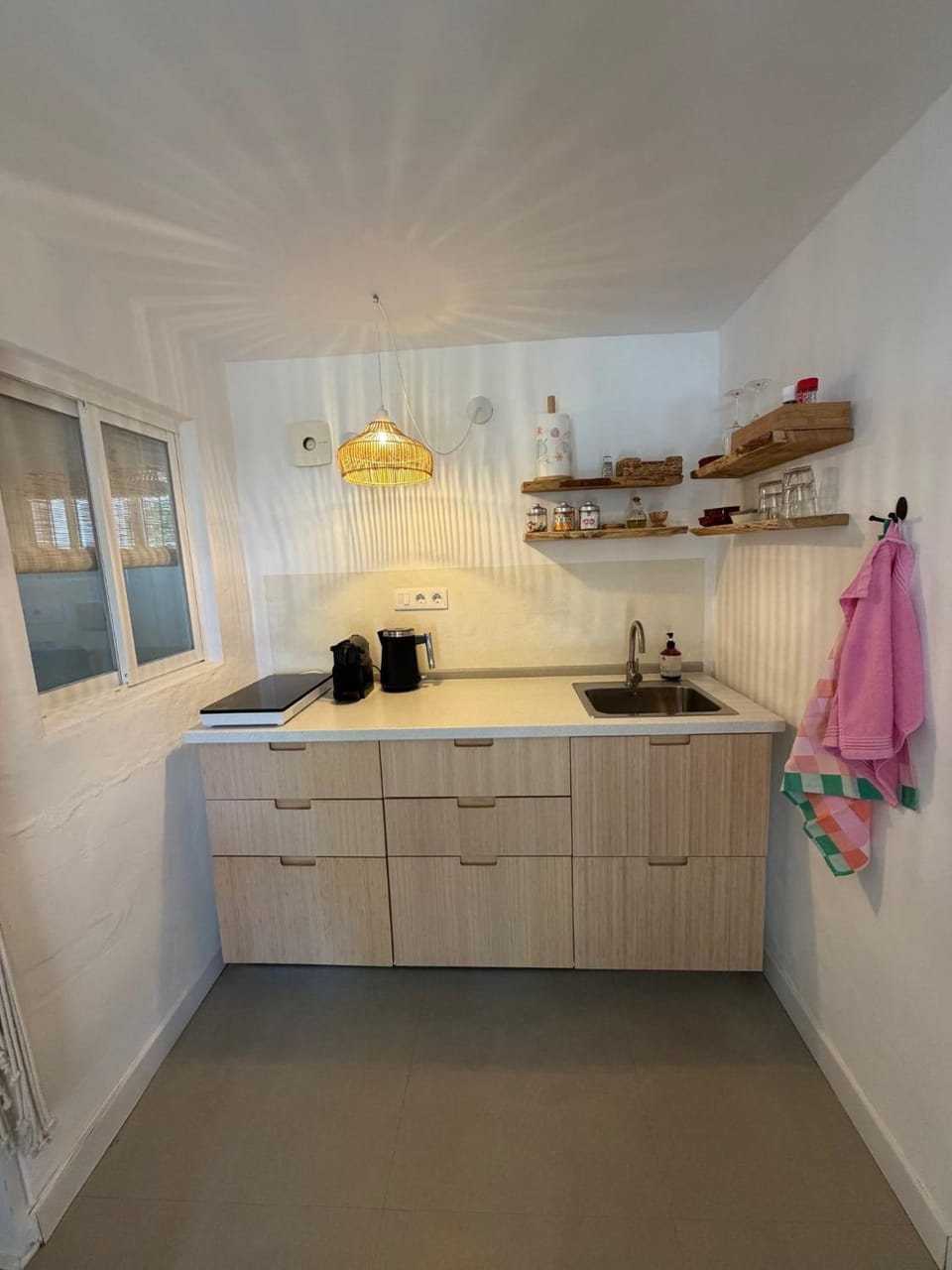 Coffee/tea facilities, Kitchen or kitchenette, stove, kitchen