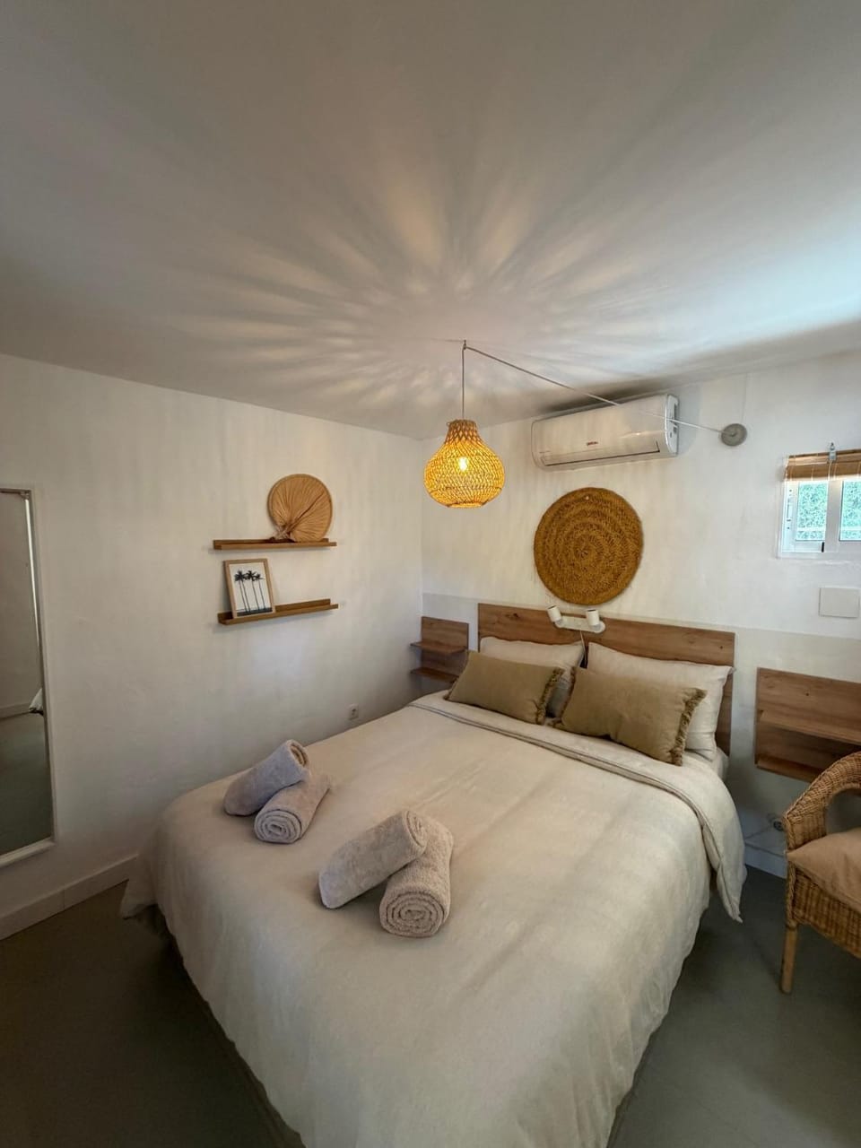 Bed, Bedroom, towels, air conditioner