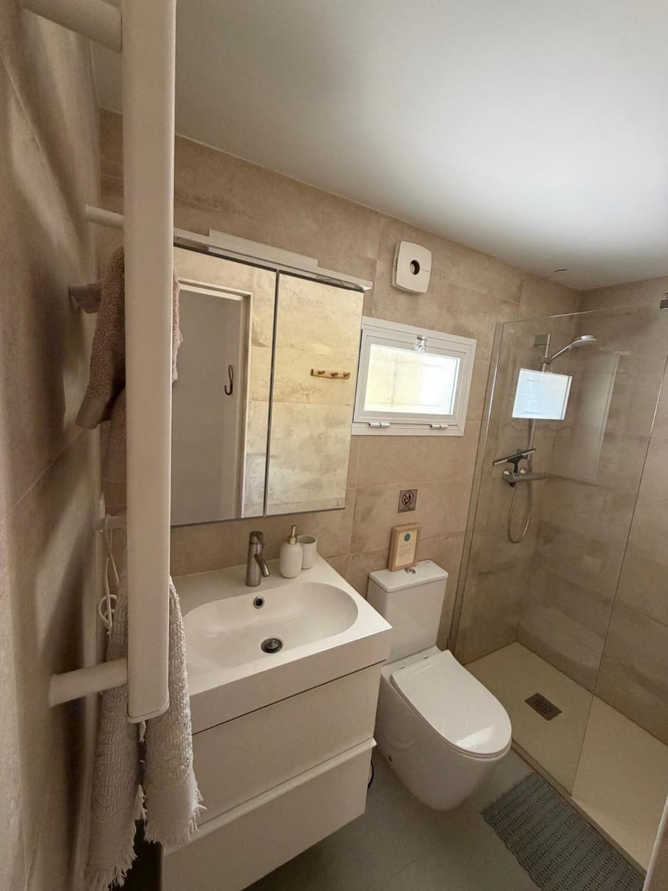 Shower, Toilet, Bathroom, towels