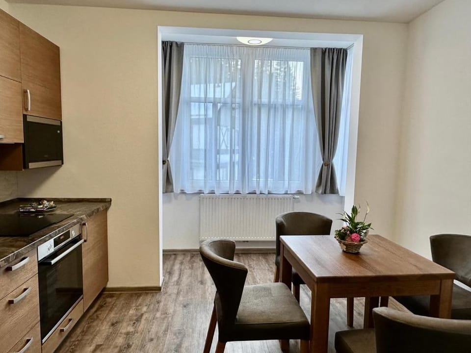 Kitchen or kitchenette, Dining area, minibar