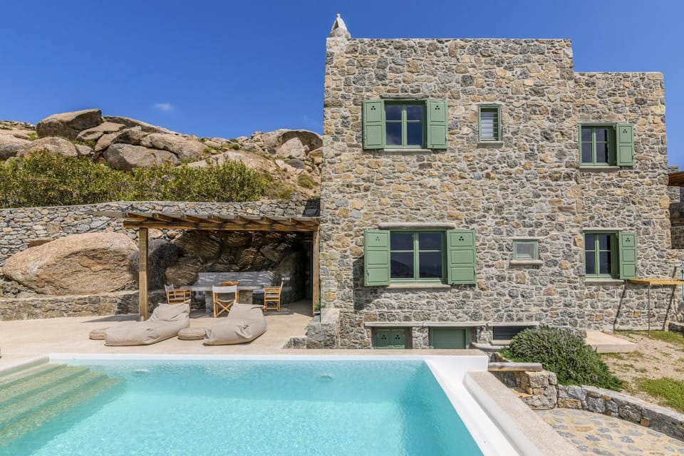 Property building, Patio, Day, Mountain view, Swimming pool, sunbed