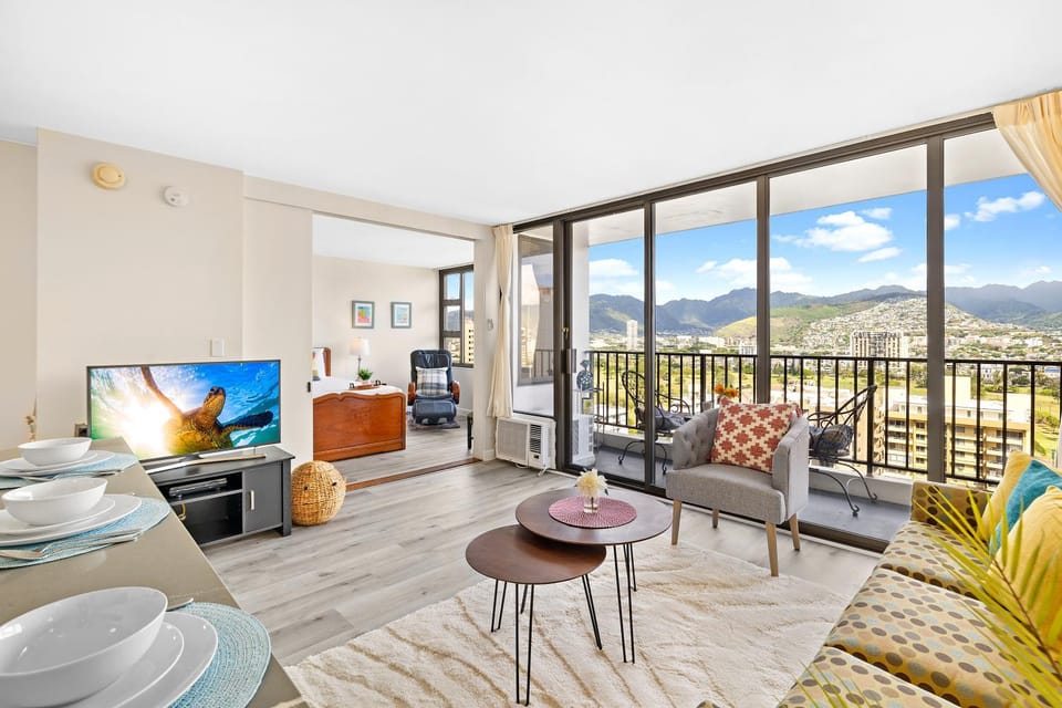 TV and multimedia, View (from property/room), Balcony/Terrace, Living room, Dining area, Mountain view