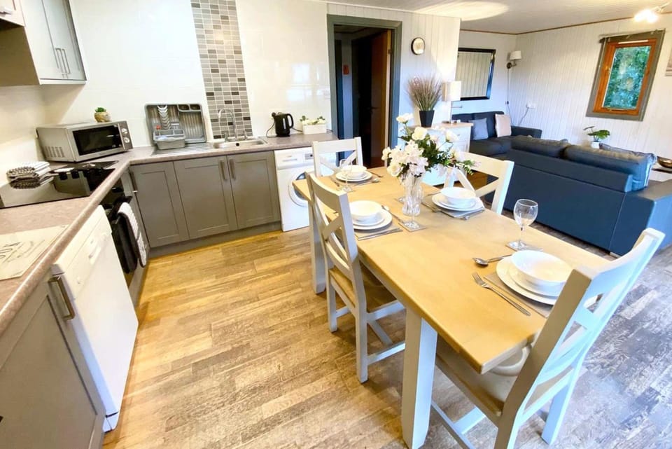 Property building, Kitchen or kitchenette, Dining area