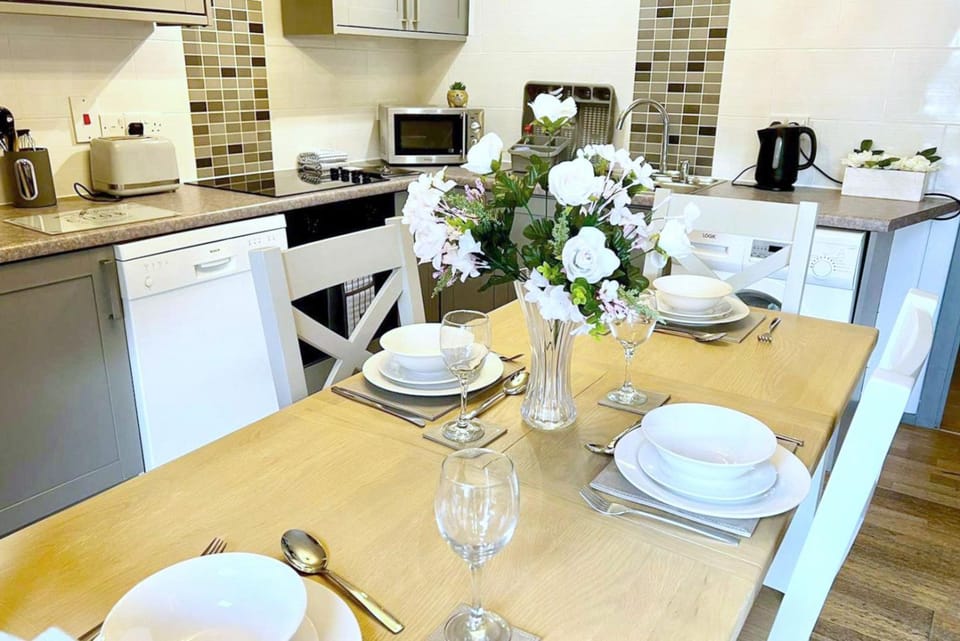 Property building, Dining area, dishwasher, oven, stove, toaster