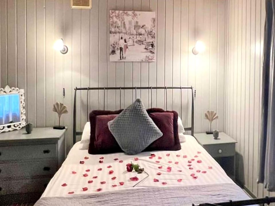 Property building, Bed, Bedroom