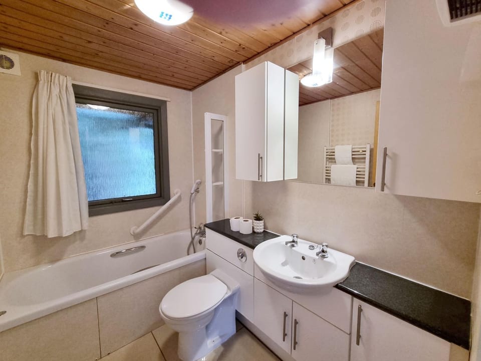 Property building, Bathroom, Bath