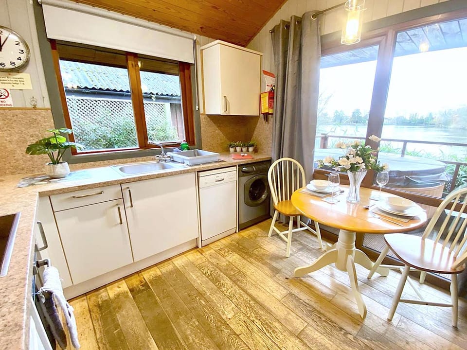Property building, Kitchen or kitchenette, Dining area, stove
