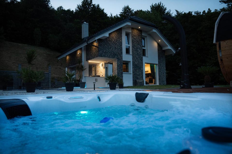 Hot Tub, Swimming pool