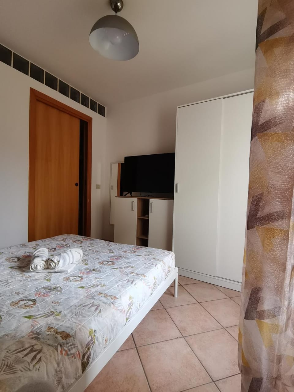 Bed, TV and multimedia, Photo of the whole room, Bedroom, wardrobe