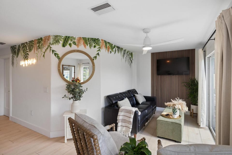 Heat of Siesta Village Walk to Beach w heated Pool House in Siesta Key