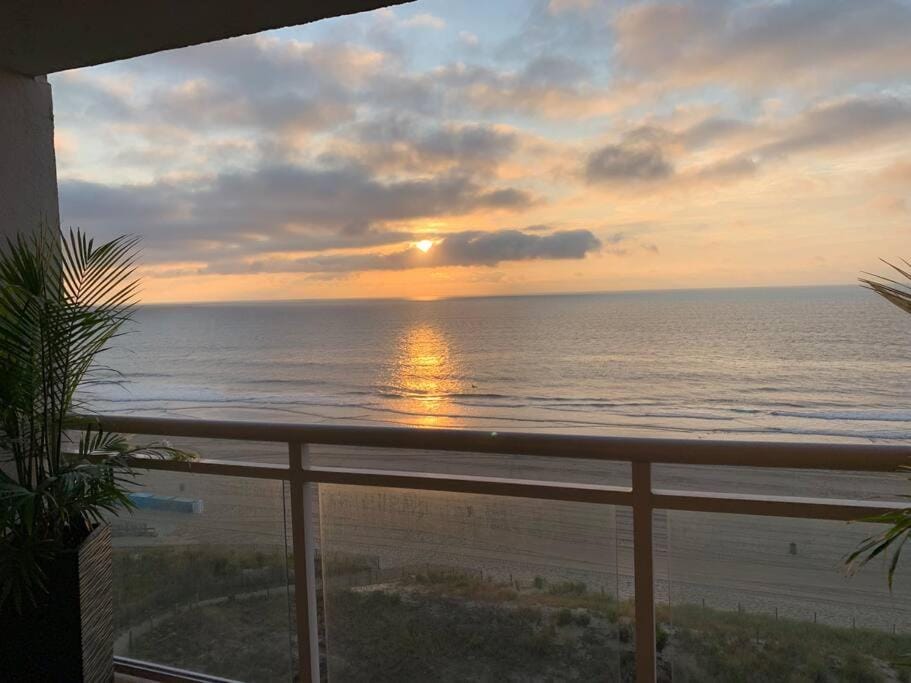 Oceanfront 2 Bedroom Modern Beach Condo w Pool House in Ocean City