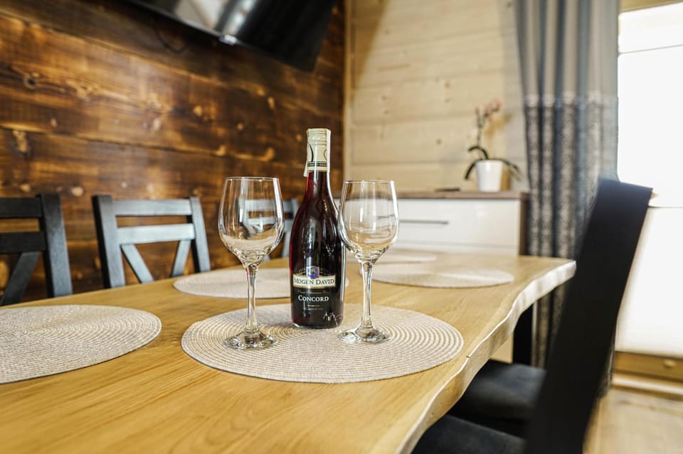 Living room, Food and drinks, Seating area, Dining area