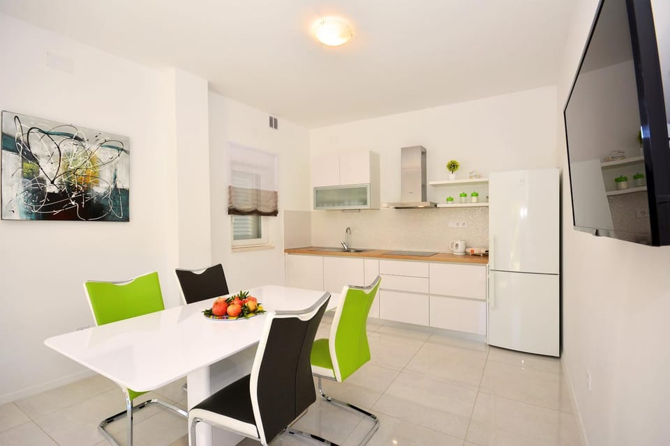 TV and multimedia, Kitchen or kitchenette, Living room, Dining area