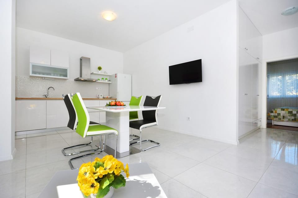 TV and multimedia, Kitchen or kitchenette, Living room, Seating area, Dining area