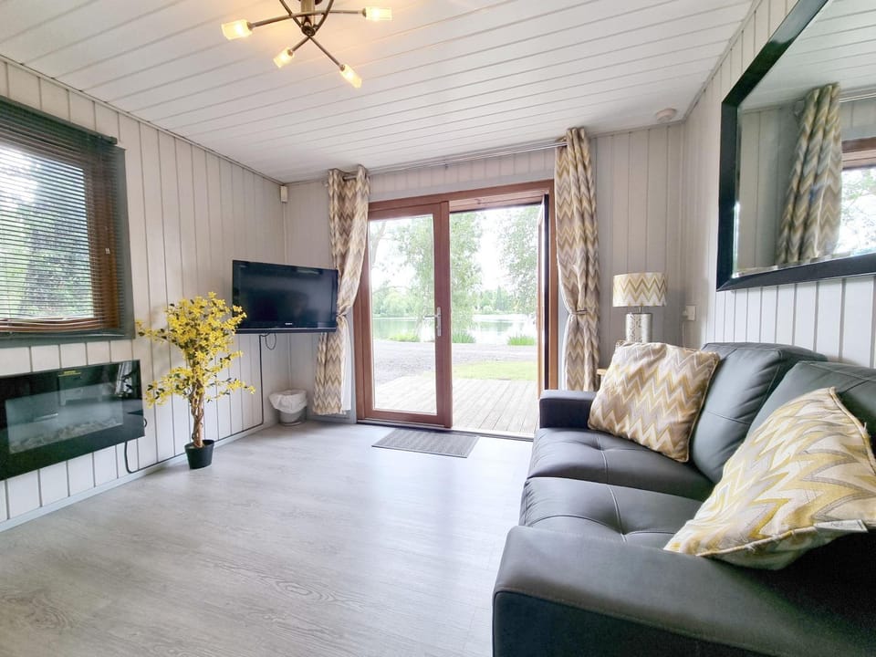 Property building, TV and multimedia, Living room, Seating area, Lake view