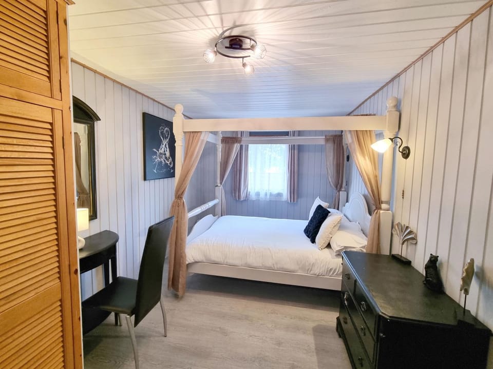 Property building, Seating area, Bedroom, wardrobe