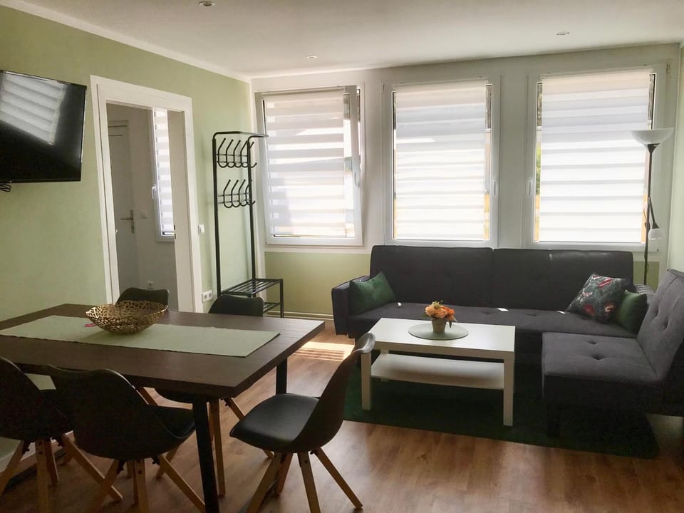 Moderne Ferienwohnungen mit Terrasse, Pool, Wallbox & Spielplatz in den Götzer Bergen - ideal für Ihren Berlin-Besuch und auch für Gruppen bis zu 40 Personen geeignet Apartment in Saxony-Anhalt, Germany